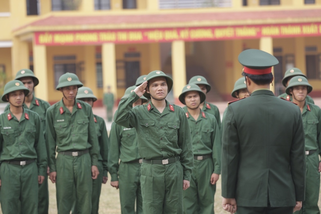 Khắc Việt khổ sở học tác phong, điều lệ quân đội - Ảnh 3.