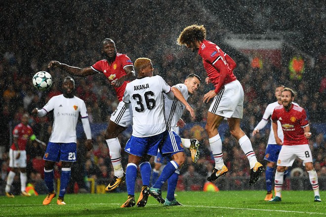 Mourinho đang đẩy Man United phải bơi đến chiếc phao cứu sinh giữa bầy cá mập - Ảnh 4.