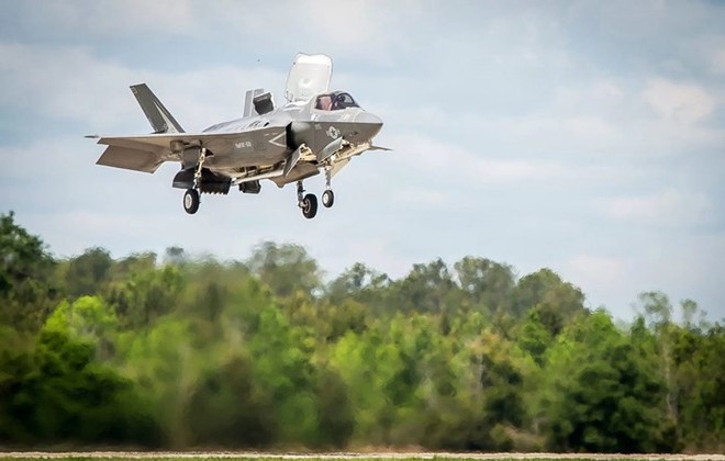 Cận cảnh siêu chiến đấu cơ F-35 phô diễn sức mạnh trên không - Ảnh 10.