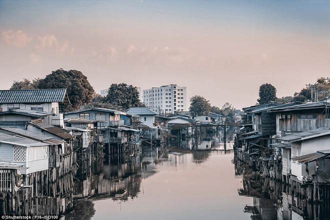 Chùm ảnh: Ranh giới giàu nghèo chỉ cách nhau một hàng rào  - Ảnh 8.