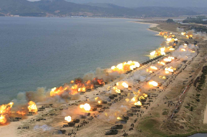 24h qua ảnh: Hơn 300 khẩu pháo Triều Tiên đồng loạt nã đạn về phía biển - Ảnh 7.