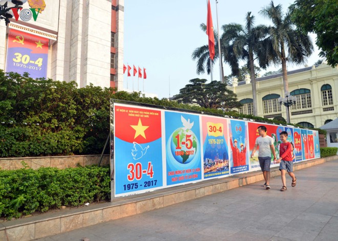Hình ảnh: Quốc kỳ rực đỏ mọi ngả đường Hà Nội trong Ngày Chiến Thắng - Ảnh 9.