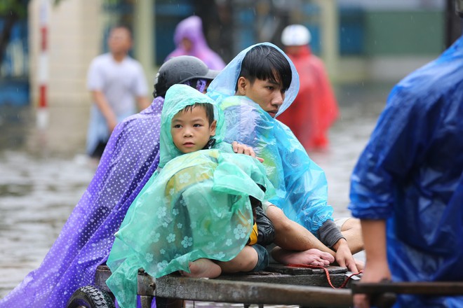 Du khách nước ngoài thích thú lội nước, chụp hình trong lũ ở Hội An - Ảnh 15.