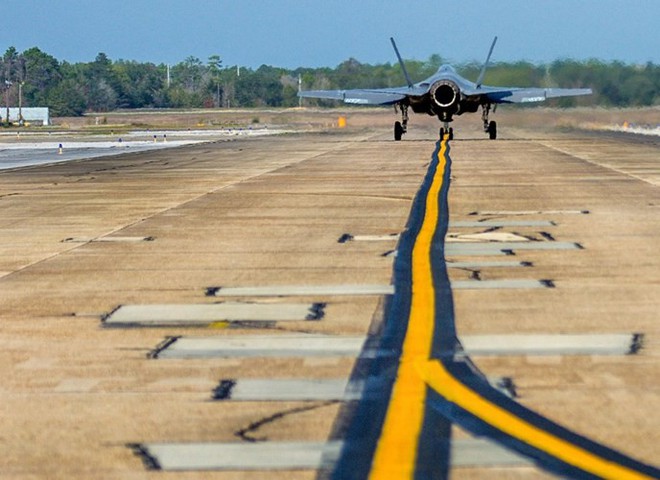 Cận cảnh siêu chiến đấu cơ F-35 phô diễn sức mạnh trên không - Ảnh 11.