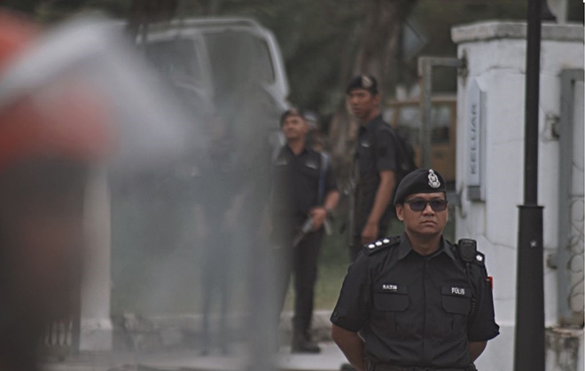 Ảnh: Đoàn Thị Hương mặc áo chống đạn, cảnh sát vũ trang hạng nặng siết chặt an ninh tại tòa - Ảnh 2.