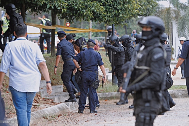 Ảnh: Đoàn Thị Hương mặc áo chống đạn, cảnh sát vũ trang hạng nặng siết chặt an ninh tại tòa - Ảnh 6.