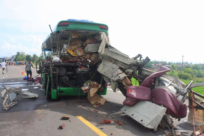 Vụ tai nạn giao thông ở Bình Định, xe khách biến dạng hoàn toàn.
