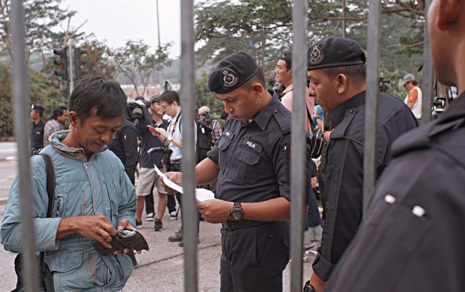 Ảnh: Đoàn Thị Hương mặc áo chống đạn, cảnh sát vũ trang hạng nặng siết chặt an ninh tại tòa - Ảnh 3.