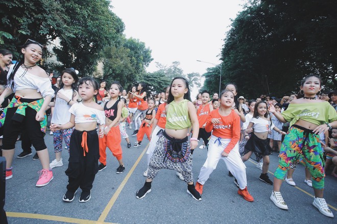 Các em nhỏ náo loạn phố đi bộ Hà Nội khi dạy nhảy cho du khách nước ngoài  - Ảnh 11.