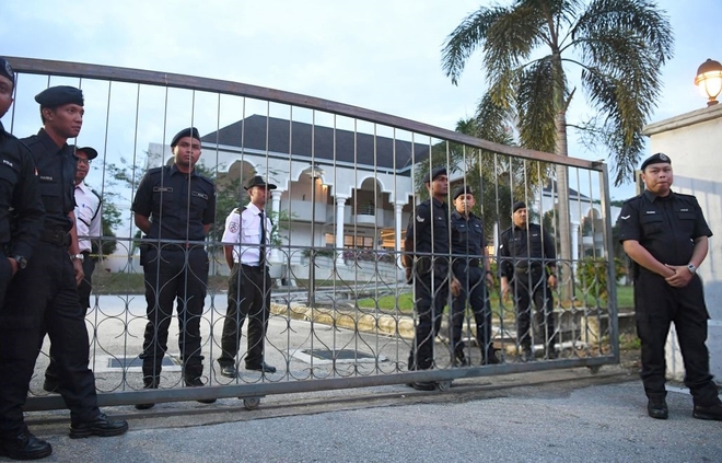 Ảnh: Đoàn Thị Hương mặc áo chống đạn, cảnh sát vũ trang hạng nặng siết chặt an ninh tại tòa - Ảnh 1.
