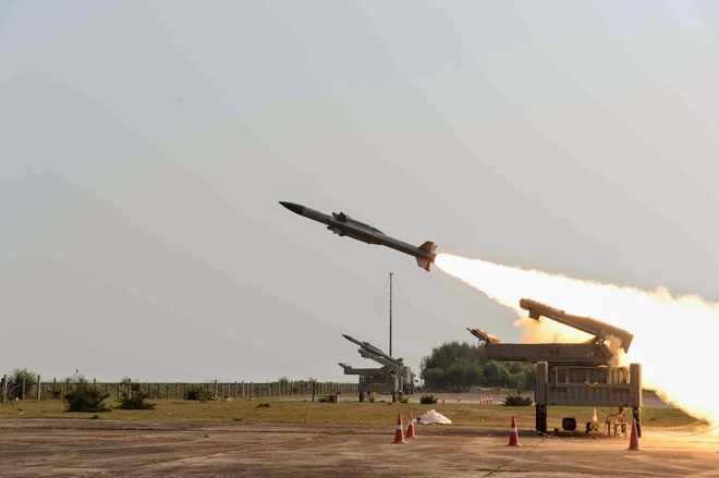 Sau BrahMos, Ấn Độ muốn bán tên lửa phòng không tối tân cho Việt Nam - Ảnh 1.