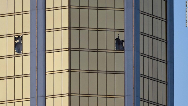Las Vegas: Hàng trăm phát súng xả vào đám đông, gần 600 người thương vong, IS nhận trách nhiệm - Ảnh 1.