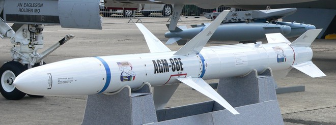 Trang bị thêm 1.500 tên lửa AGM-88E, Mỹ khiến phòng không Trung Quốc run bần bật - Ảnh 1.