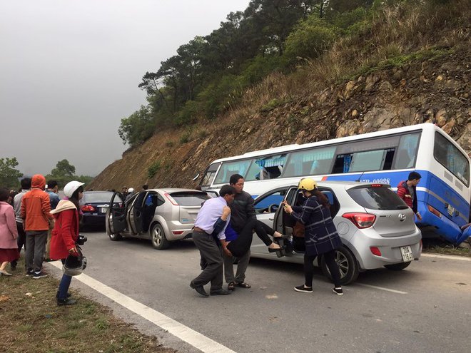 Xe khách đâm vào vách núi ở Hà Nội: Tài xế khai do mất phanh - Ảnh 1.