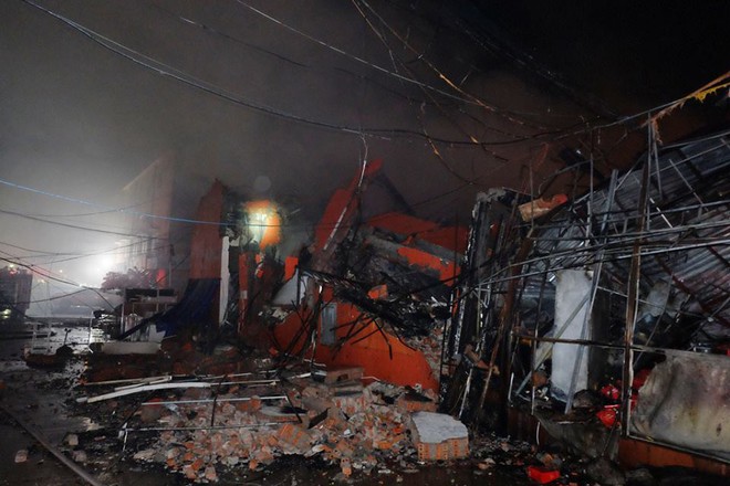 Tần 2 của siêu thị Thành Đô bị cháy, đổ sập hoàn toàn.