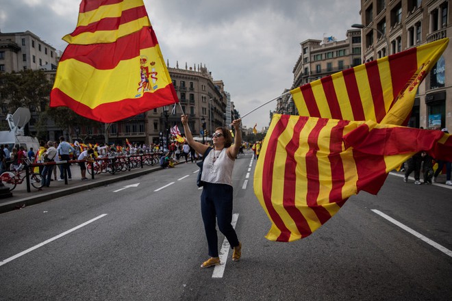 Catalonia đòi ly khai: Nước cờ mập mờ và 4 kịch bản không dễ chịu cho Tây Ban Nha - Ảnh 2.