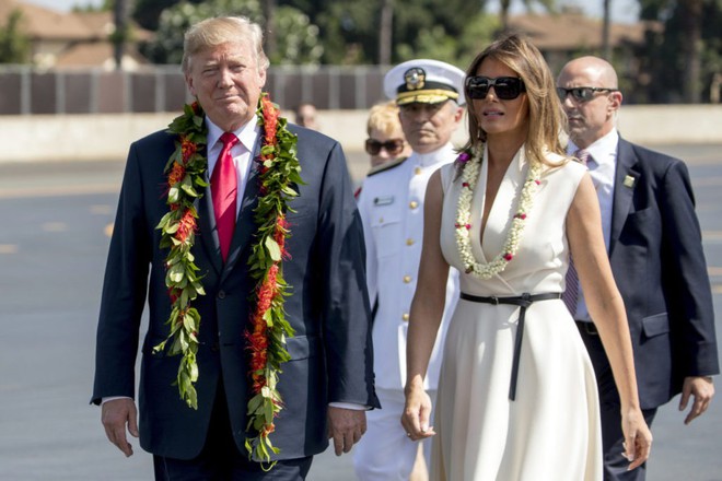 Thời trang ngoại giao của Đệ nhất phu nhân Mỹ Melania Trump tiếp tục gây sốt - Ảnh 1.