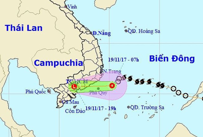 Không để du khách hiếu kỳ xem áp thấp nhiệt đới đổ bộ - Ảnh 1.