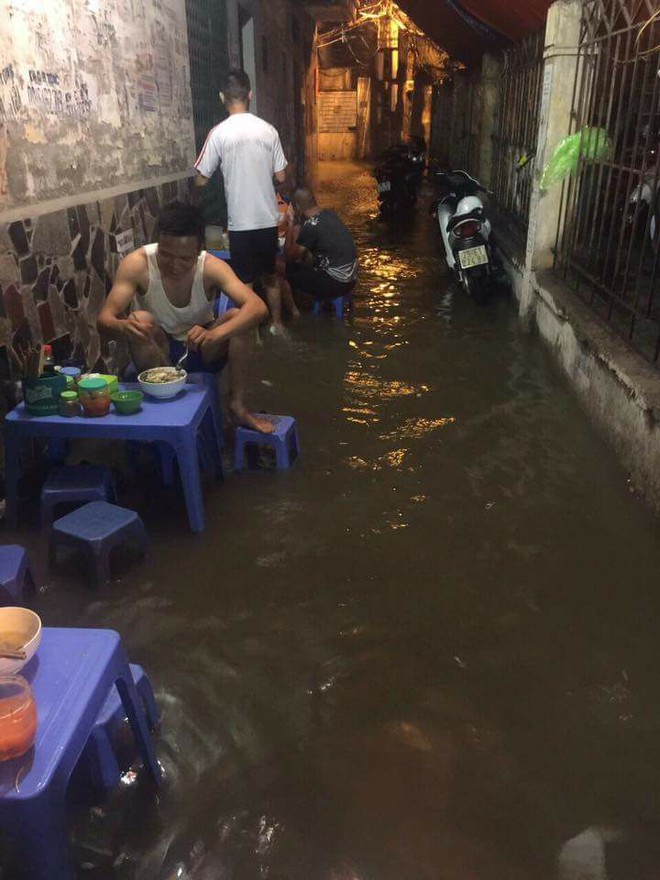 Giữa tối muộn Hà Nội mưa lớn, các tài xế xôn xao vì nhiều tuyến phố bị ngập sâu - Ảnh 13.