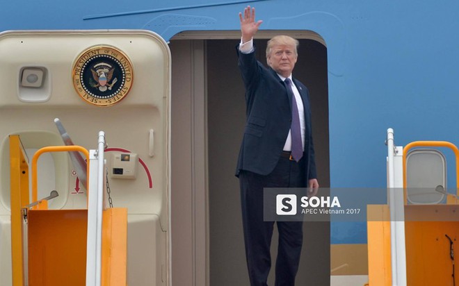 Tổng thống Donald Trump vẫy chào từ chuyên cơ Air Force One, lên đường rời Việt Nam - Ảnh 7.