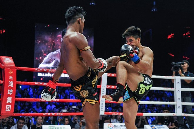 Cao thủ MMA Trung Quốc bị “Thánh Muay Thái” đánh cho 3 lần phải nằm sàn - Ảnh 2.