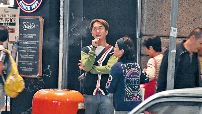 Sao TVB vui vẻ hẹn hò cùng lúc với ba bà vợ trên phố - Ảnh 2.