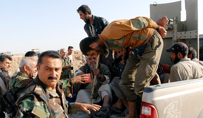 Bị thủ lĩnh bỏ đói, quỵt lương, hàng trăm lính IS vứt súng, đầu hàng vô điều kiện - Ảnh 3.