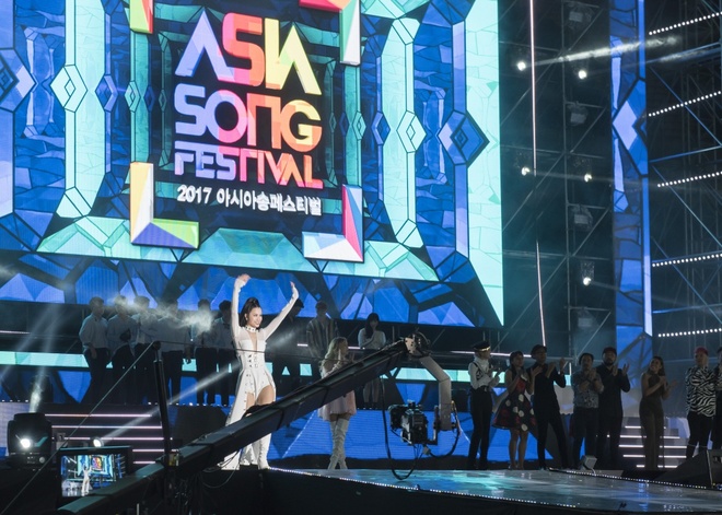 Đông Nhi bắt tay Leeteuk, Teayeon tại Asia Song Festival - Ảnh 2.