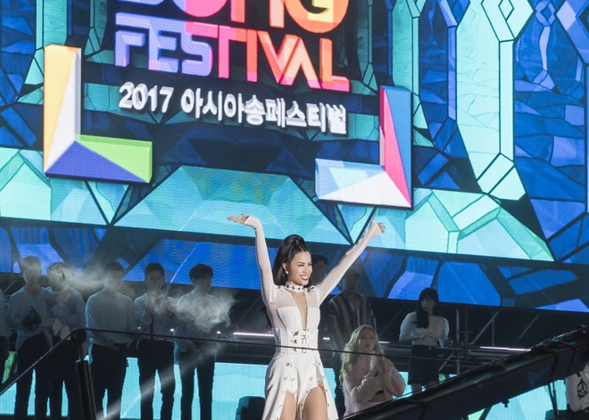 Đông Nhi bắt tay Leeteuk, Teayeon tại Asia Song Festival - Ảnh 1.