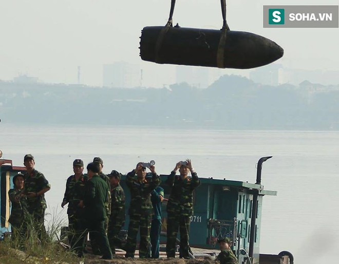 Quả bom vừa tháo gỡ được đưa an toàn lên xe, trong đêm sẽ chuyển ra khỏi thành phố - Ảnh 6.