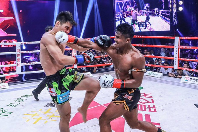 Cao thủ MMA Trung Quốc bị “Thánh Muay Thái” đánh cho 3 lần phải nằm sàn - Ảnh 3.