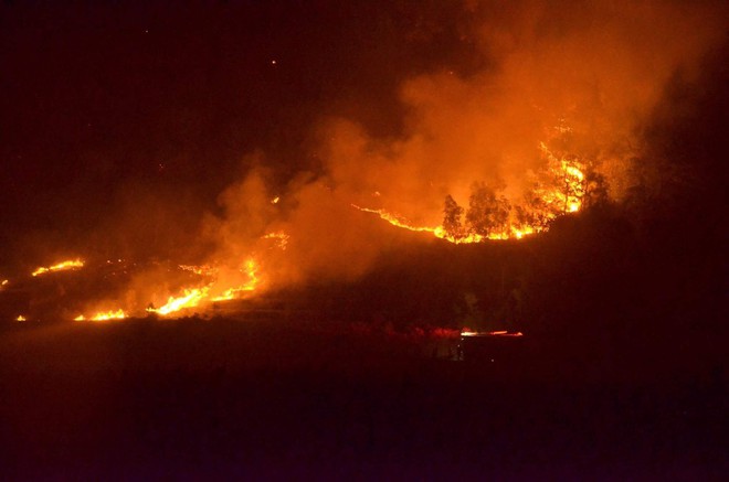Cháy rừng Sóc Sơn lớn nhất trong lịch sử: Một số người ngã xuống suối khi dập lửa - Ảnh 1.