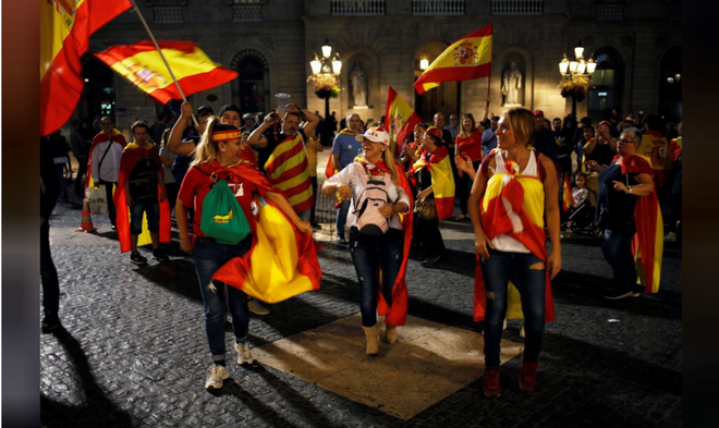 Chính phủ Tây Ban Nha quản lý trực tiếp Catalonia, dọa sa thải công chức không đi làm - Ảnh 1.