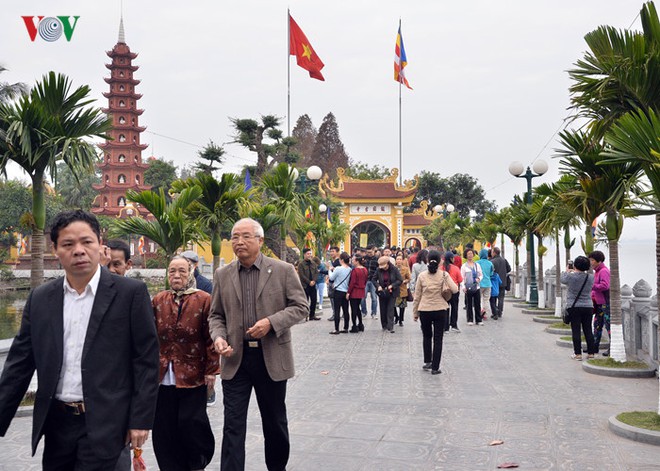 Người dân Hà Nội chen chân đi lễ đầu năm mới - Ảnh 3.