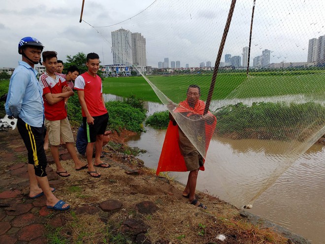 Người dân đổ xô đi bắt cá sau mưa lớn ở Hà Nội - Ảnh 2.