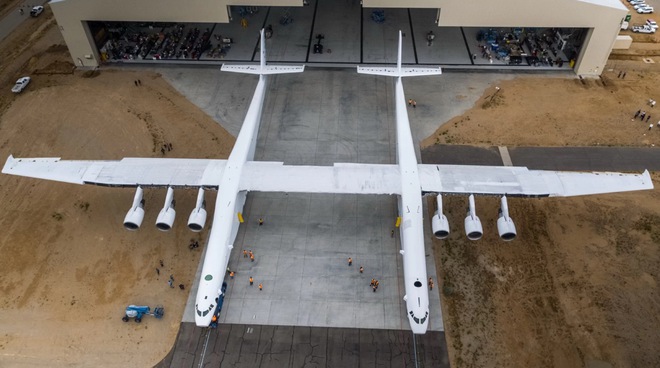 Lộ diện siêu máy bay hai thân khổng lồ đầy bí ẩn của Mỹ - Ảnh 3.