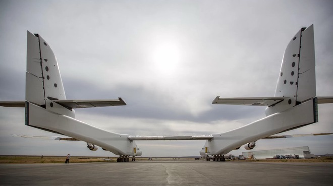 Lộ diện siêu máy bay hai thân khổng lồ đầy bí ẩn của Mỹ - Ảnh 8.