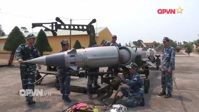 Việt Nam cải tiến, đưa vào sẵn sàng chiến đấu nhiều tổ hợp tên lửa phòng không hiện đại - Ảnh 1.