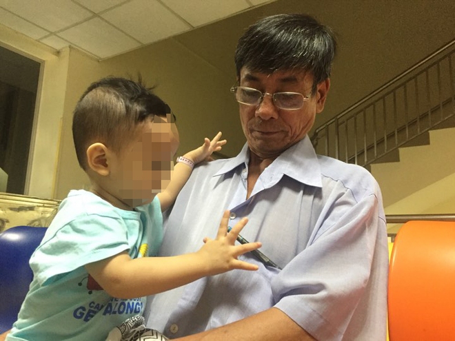 Bé trai 1 tuổi từng bị bỏ rơi tiếp tục nhập viện trong tình trạng nguy kịch - Ảnh 1.