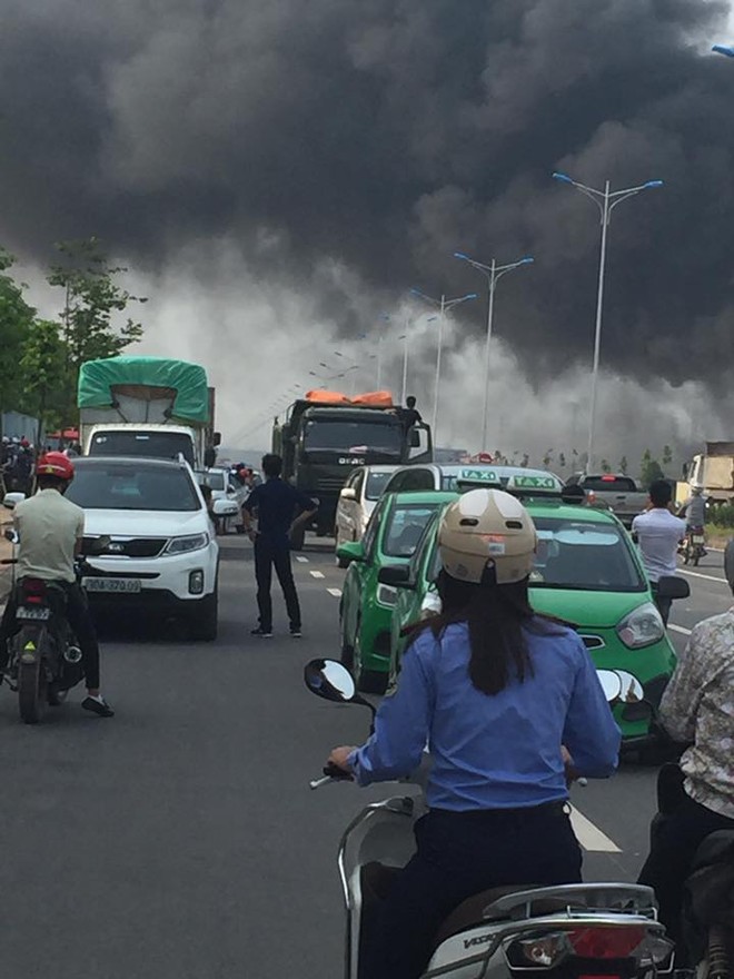 Cháy nổ trạm điện gần khu công nghiệp, khói bốc cao hàng trăm mét - Ảnh 1.