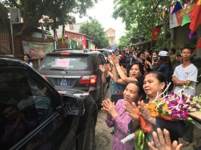 Người dân Đồng Tâm cầm hoa, vỗ tay hoan hô, mừng Chủ tịch Chung về đối thoại - Ảnh 1.