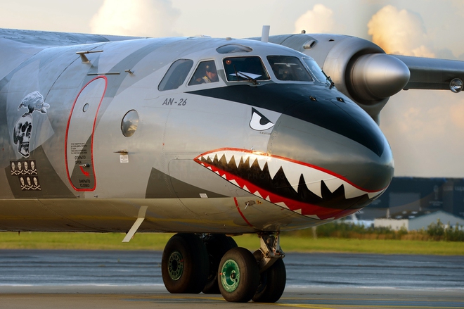 Việt Nam có nên sơn Hàm cá mập cho An-26 như chiếc máy bay này? - Ảnh 6.