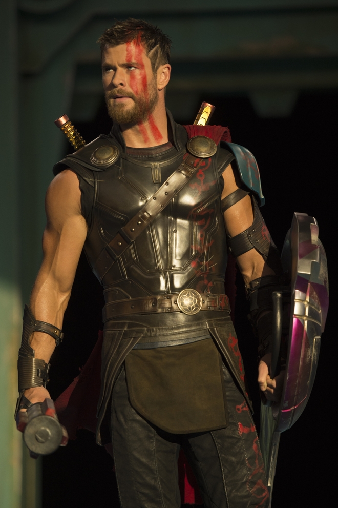 Thor - Ragnarok: Khi Thần Sấm vung búa lên và gây cười! - Ảnh 2.