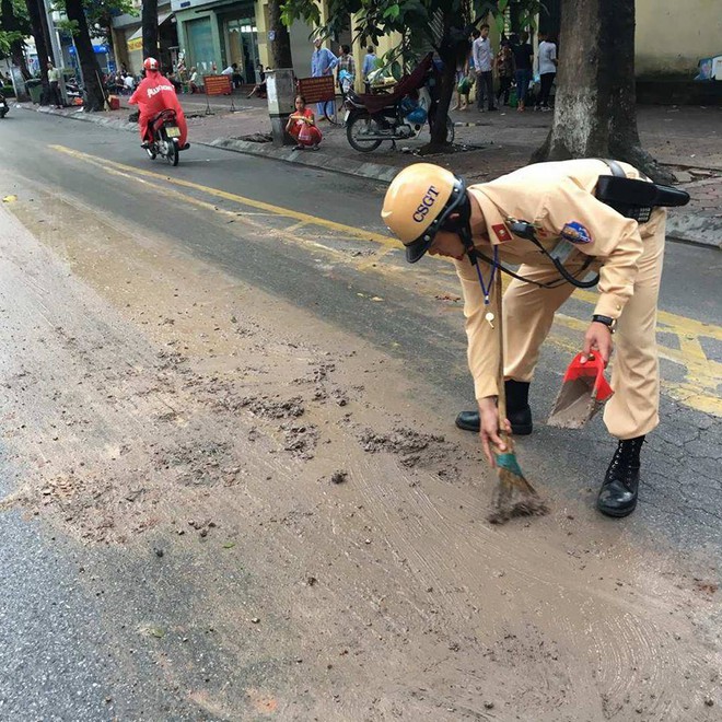 Hà Nội: CSGT quét dọn bùn đất đảm bảo an toàn giao thông - Ảnh 2.