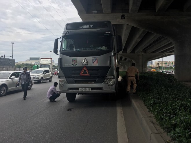 Xe bồn cán tử vong cô gái trẻ rồi kéo lê chiếc xe đạp điện đi hàng trăm mét - Ảnh 1.