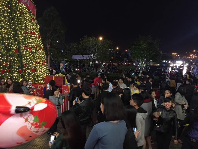 [CẬP NHẬT] Giáng sinh 2017: Nhà hát lớn Hà Nội chật cứng người, nhiều nơi tắc nghẽn - Ảnh 27.