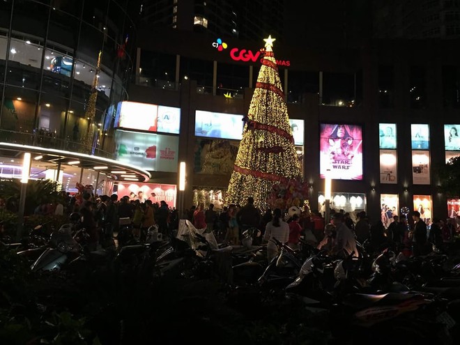 [CẬP NHẬT] Giáng sinh 2017: Nhà hát lớn Hà Nội chật cứng người, nhiều nơi tắc nghẽn - Ảnh 28.
