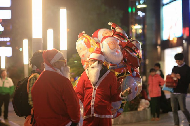 [CẬP NHẬT] Giáng sinh 2017: Nhà hát lớn Hà Nội chật cứng người, nhiều nơi tắc nghẽn - Ảnh 32.