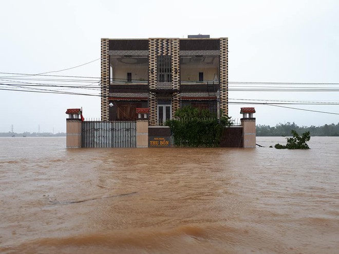 [ẢNH + VIDEO] Sau bão, lũ ngập khắp các tỉnh miền Trung, nhiều khu vực bị chia cắt - Ảnh 23.