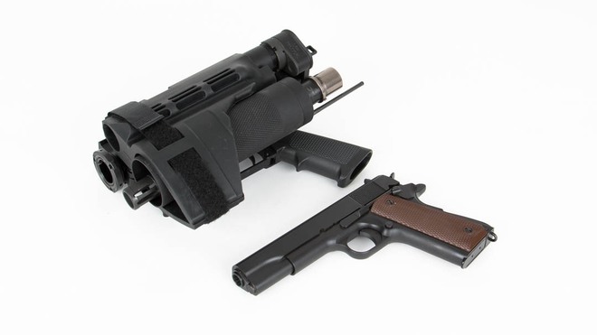 Súng carbine AR-15 có thể tháo lắp trong vài giây, xếp gọn vừa túi nhờ dùng phụ kiện này - Ảnh 1.